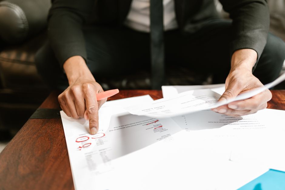 Kế toán đối chiếu hóa đơn và công nợ phải thu