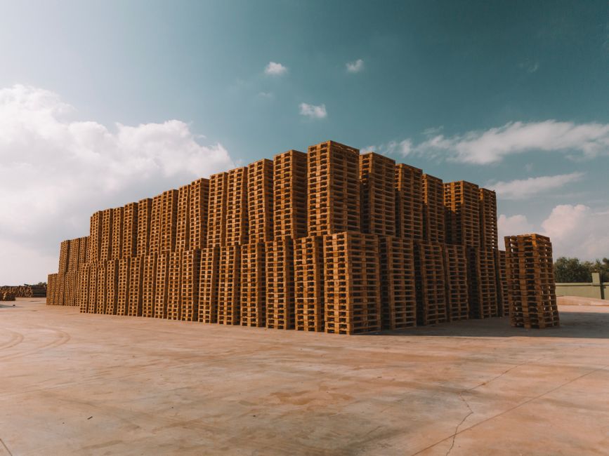 Hàng hóa chờ trong kho phục vụ giao thương trả chậm