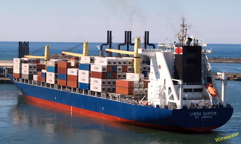 Container hàng hoá chờ xuất khẩu tại cảng