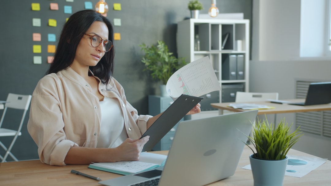 Kế toán rà soát hóa đơn công nợ quá hạn của doanh nghiệp