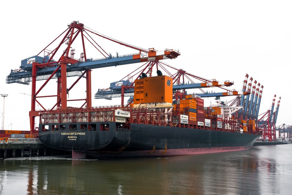 Container hàng dệt may chờ xuất khẩu tại cảng
