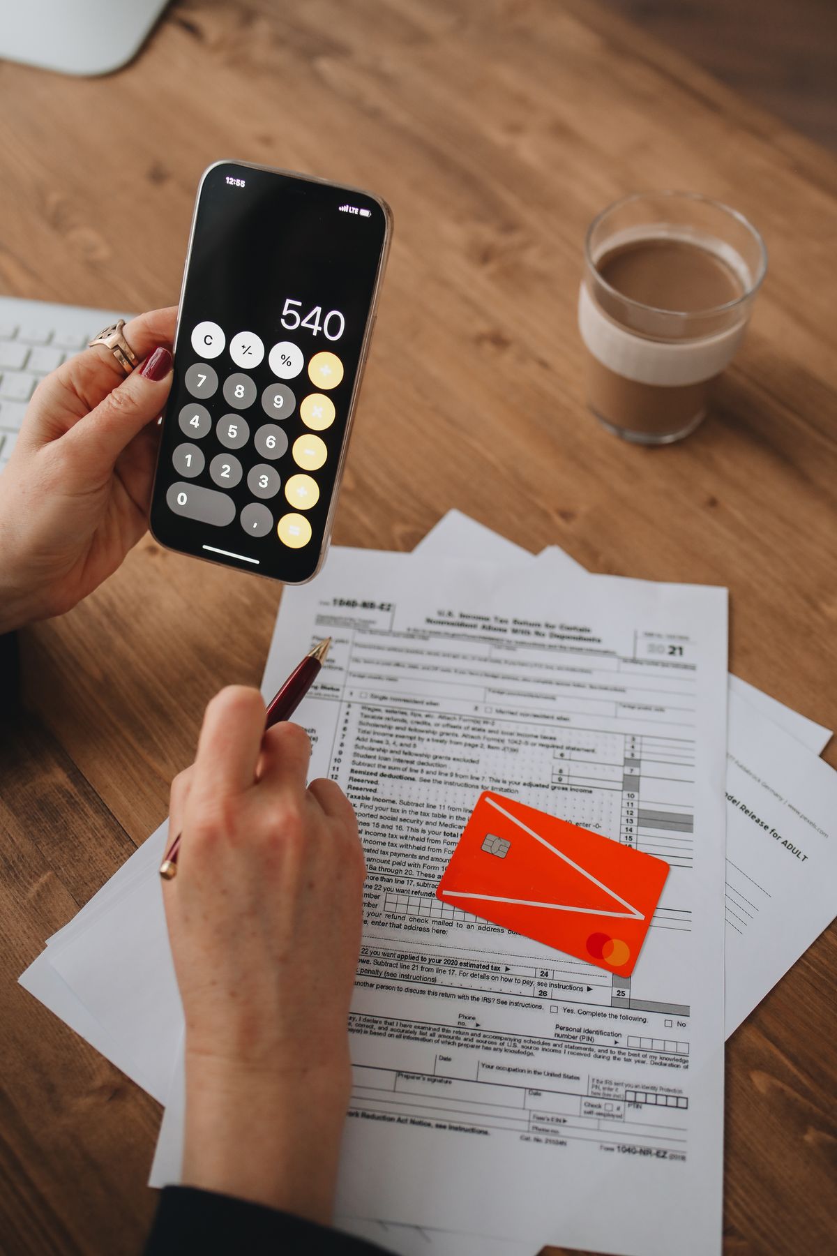 Người rà soát chứng từ thu chi cùng máy tính, minh hoạ công việc theo dõi tuổi nợ và nhắc thu hồi hằng ngày