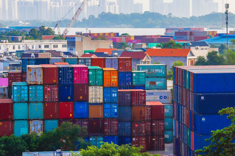 Container hàng hóa chờ xuất khẩu tại cảng biển