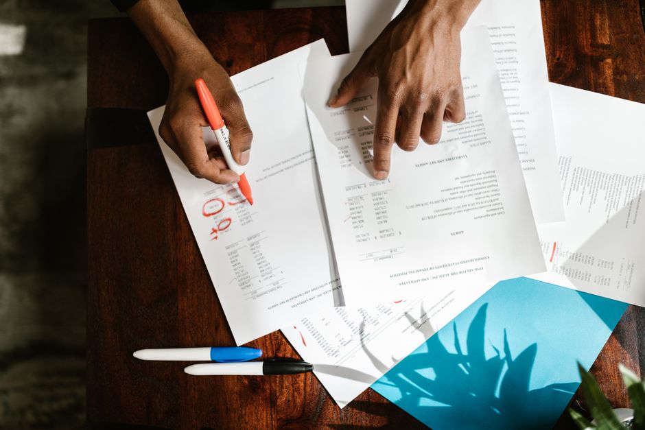 Kế toán soát hóa đơn công nợ quá hạn trong văn phòng