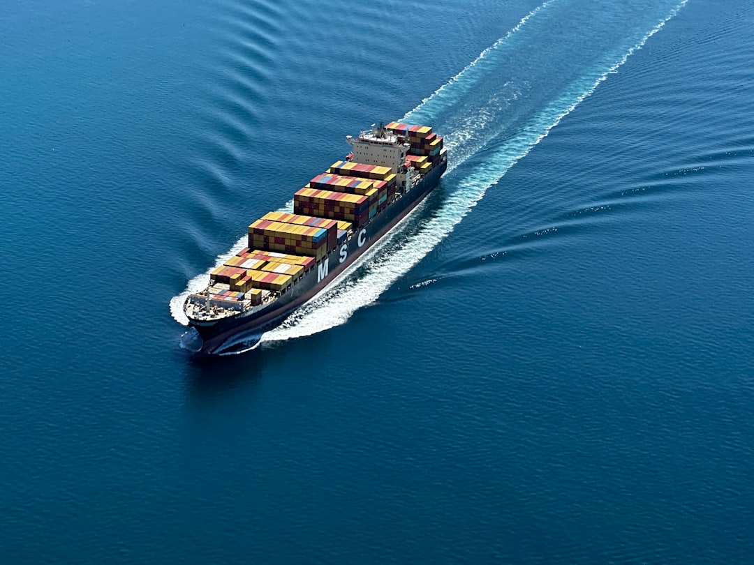 Container hàng xuất khẩu chờ tại cảng